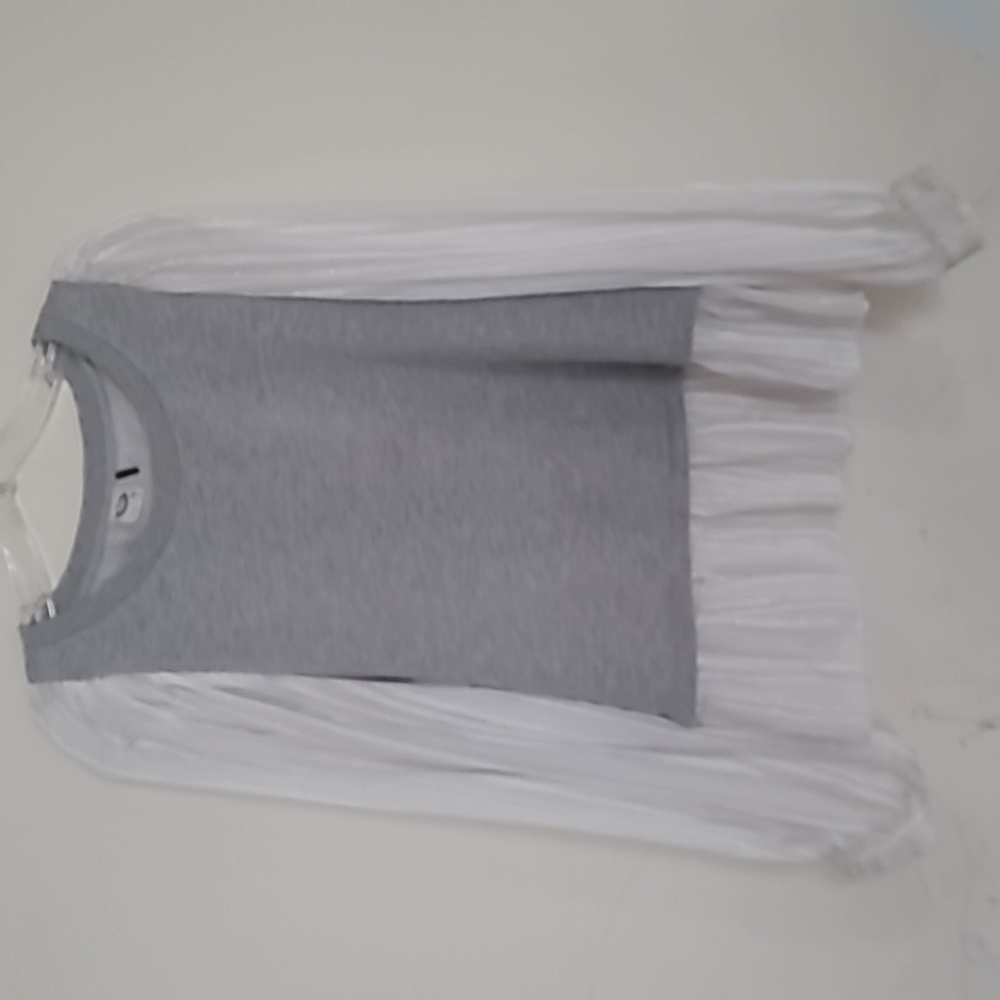 Size medium top from Akeni+Kin